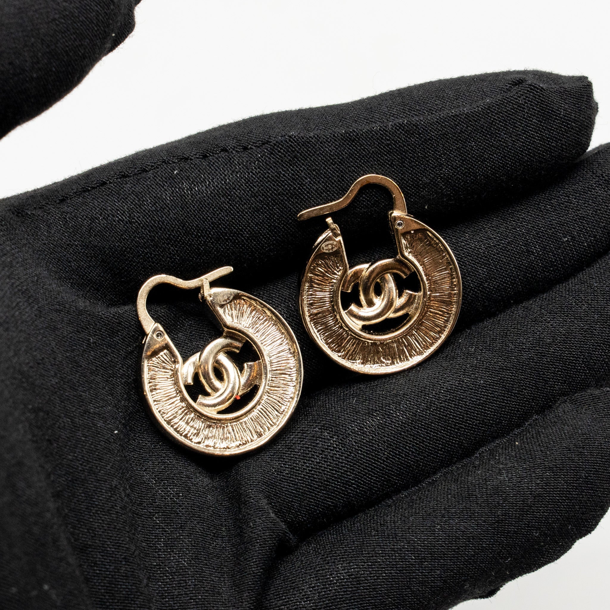 CHANEL CC HOOP EARRINGS PEARL/CRYSTAL LIGHT GOLD TONE