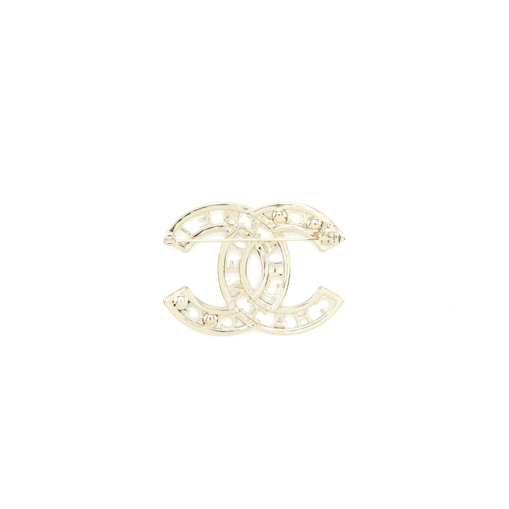 CHANEL CC LOGO LETTER AND PEARL BROOCH LGHW