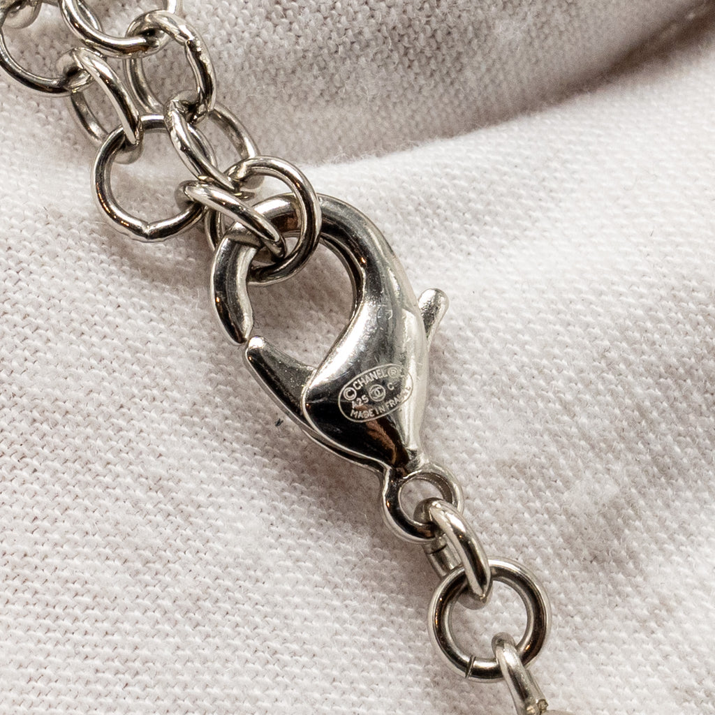 CHANEL CC LOGO NECKLACE METAL, PEARL, CRYSTAL SILVER TONE