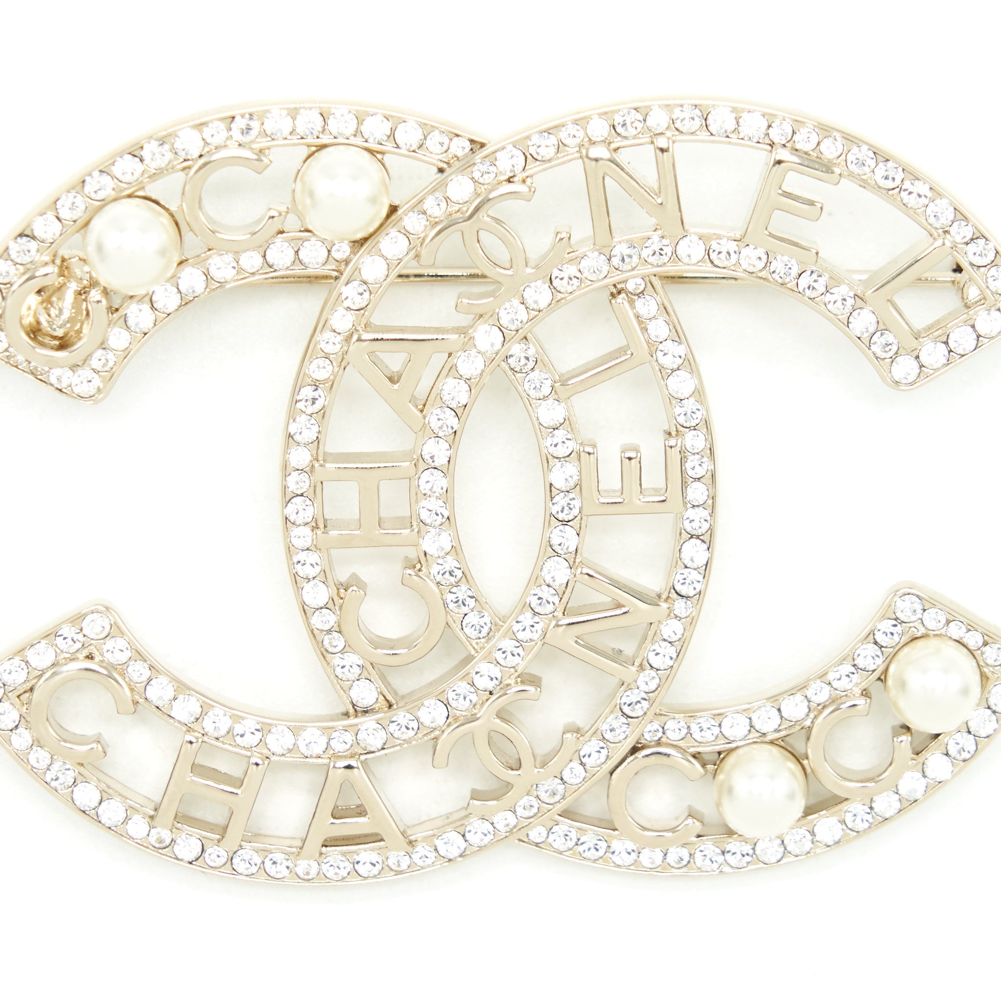 CHANEL CC LOGO LETTER AND PEARL BROOCH LGHW