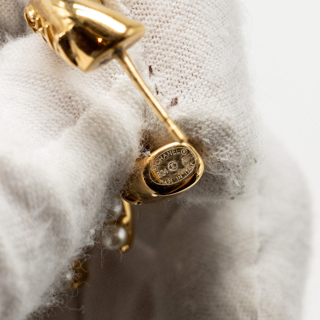 CHANEL LETTER LOGO AND CC DROP EARRINGS PEARL/CRYSTAL GOLD TONE