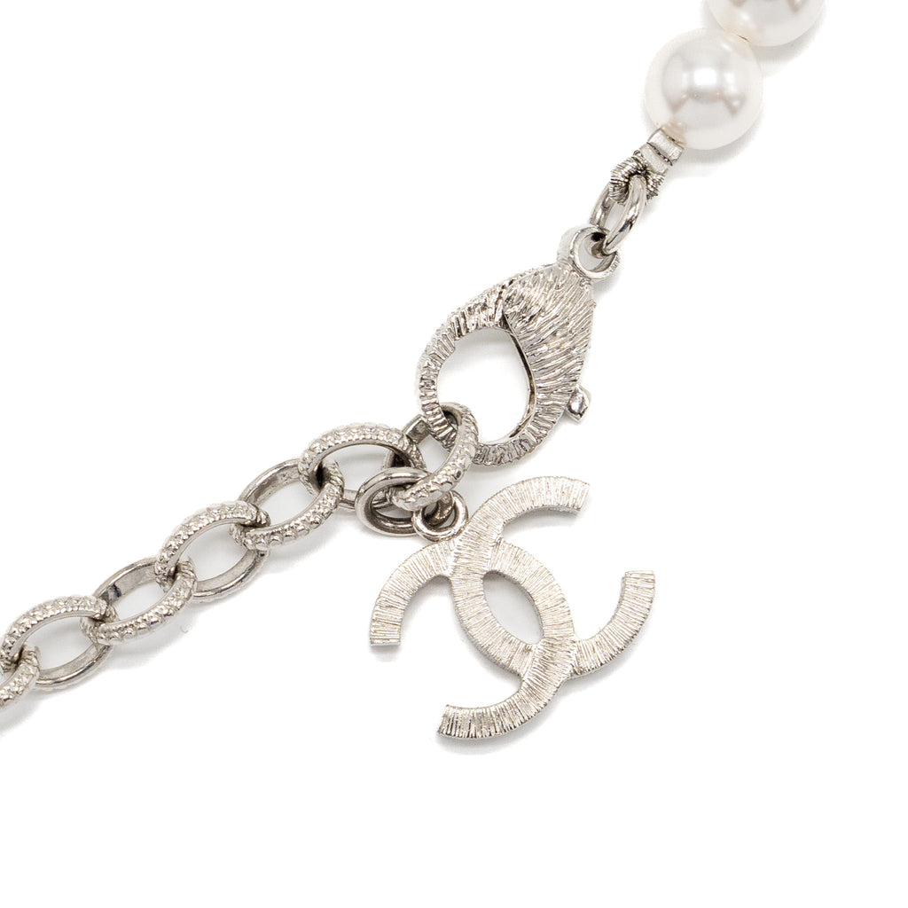 CHANEL CC LOGO CHOCKER/NECKLACE PEARL/CRYSTAL/SILVER TONE