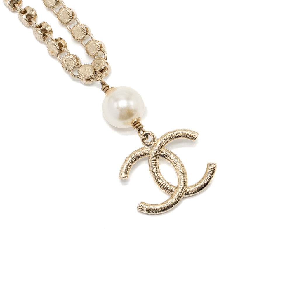CHANEL PEARL AND CC LOGO WITH CRYSTAL CHAIN NECKLACE LIGHT GOLD TONE