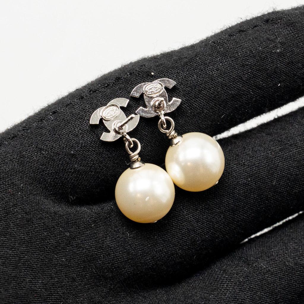 CHANEL PEARL DROPPED CC LOGO EARRINGS SILVER TONE