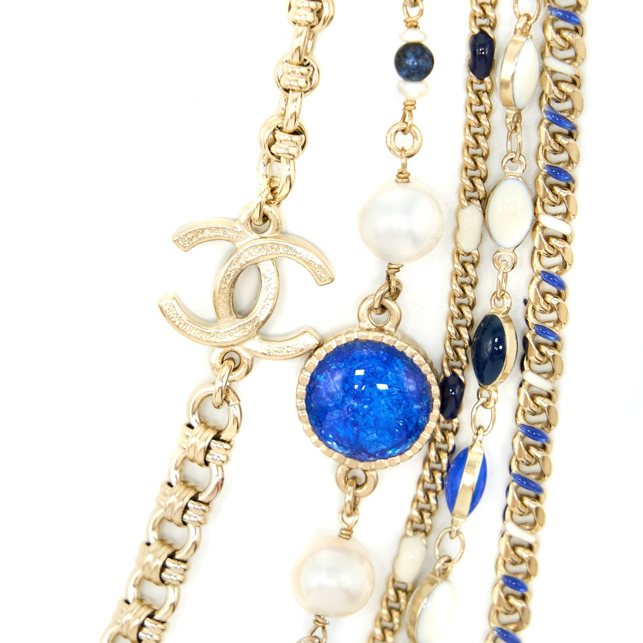 CHANEL PEARL / ENAMEL WITH ROUND CC LOGO NECKLACE LIGHT GOLD TONE
