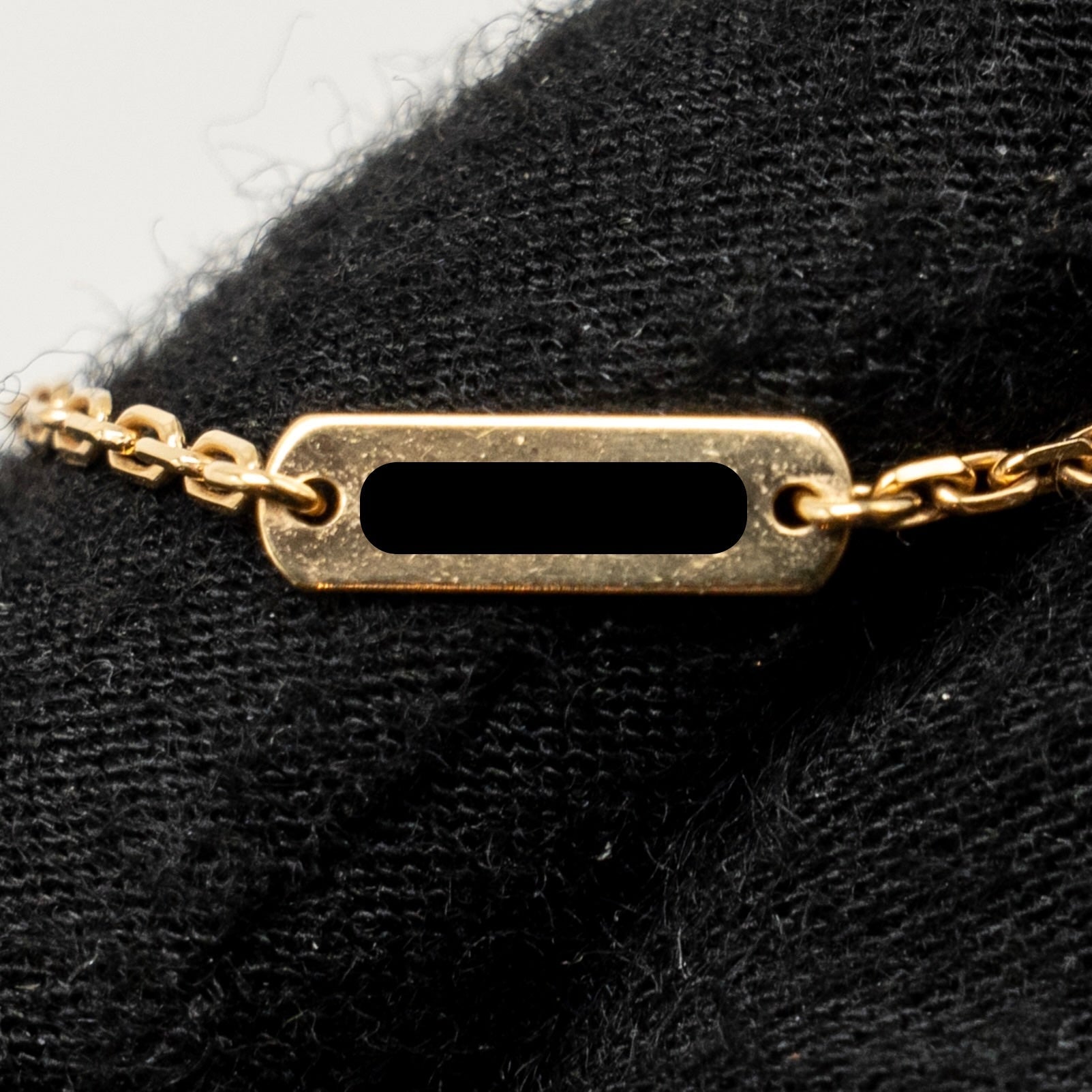 VAN CLEEF & ARPELS VINTAGE ALHAMBRA PENDANT YELLOW GOLD, ONYX