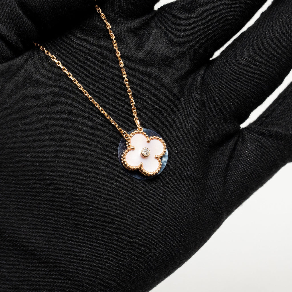 VAN CLEEF & ARPELS 2025 HOLIDAY VINTAGE ALHAMBRA PENDANT, ROSE GOLD, PINK MOTHER OF PEARL, DIAMOND