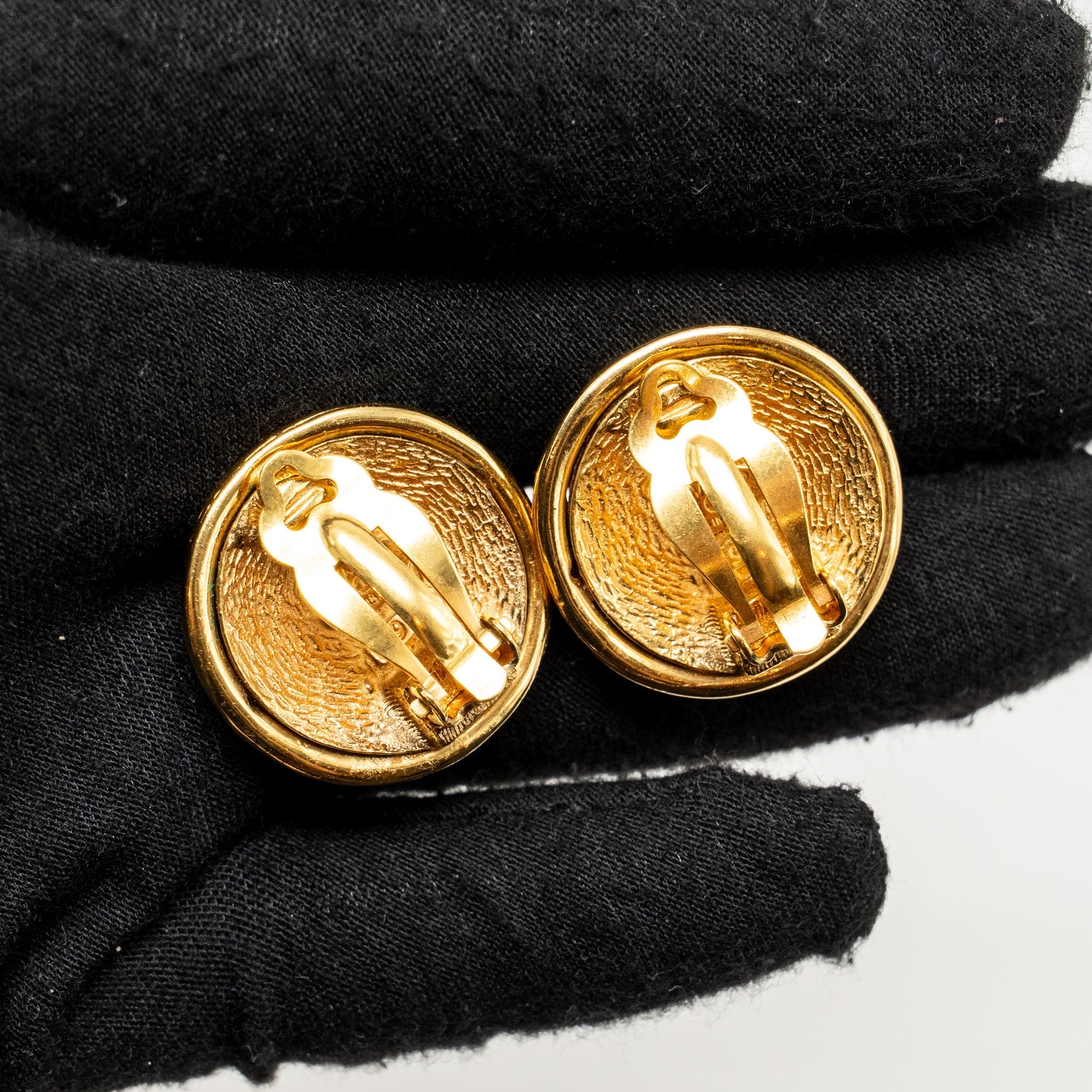 CHANEL VINTAGE CC CLIP-ON EARRINGS PEARL GOLD TONE