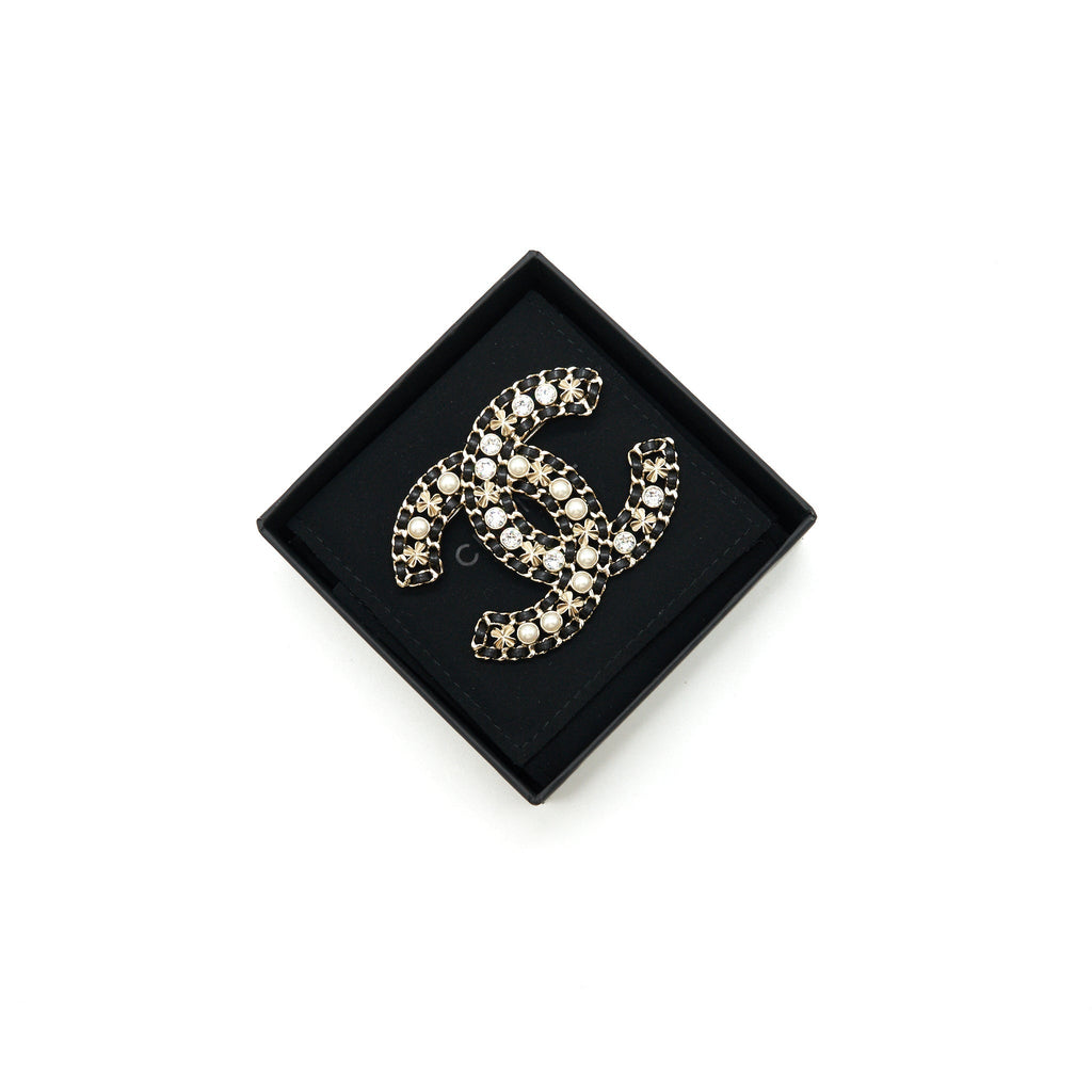 CHANEL CC CHAIN/ WHITE CRYSTAL / PEARL BROOCH