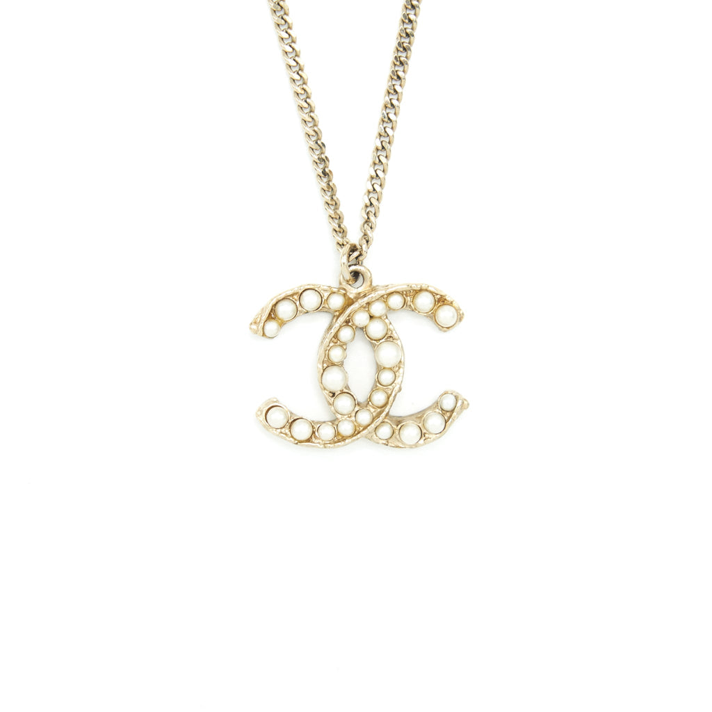 CHANEL CC LOGO NECKLACE LIGHT GOLD TONE WITH PEARL DESIGN