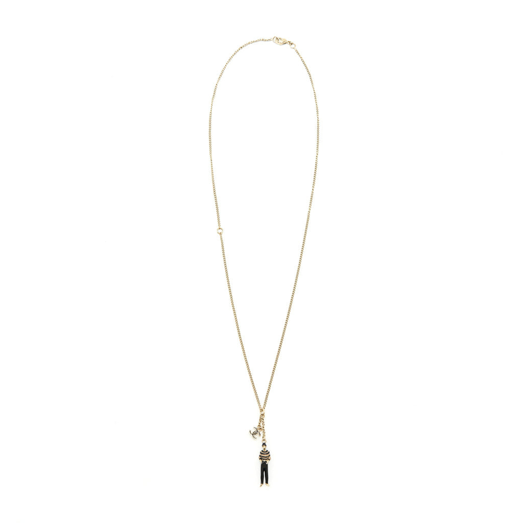 CHANEL NECKLACE MODEL WITH CC