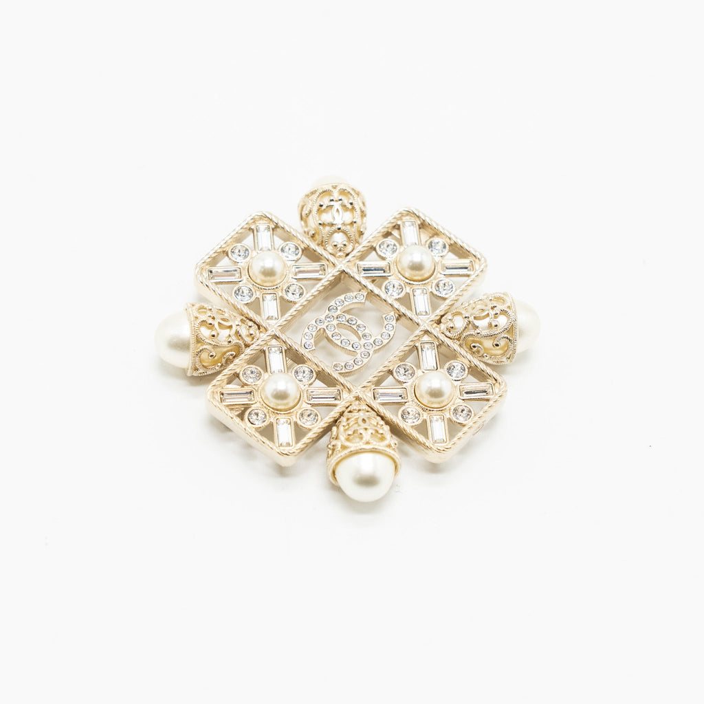 CHANEL CC LOGO SQUARE BROOCH WITH PEARL / CRYSTAL LGHW