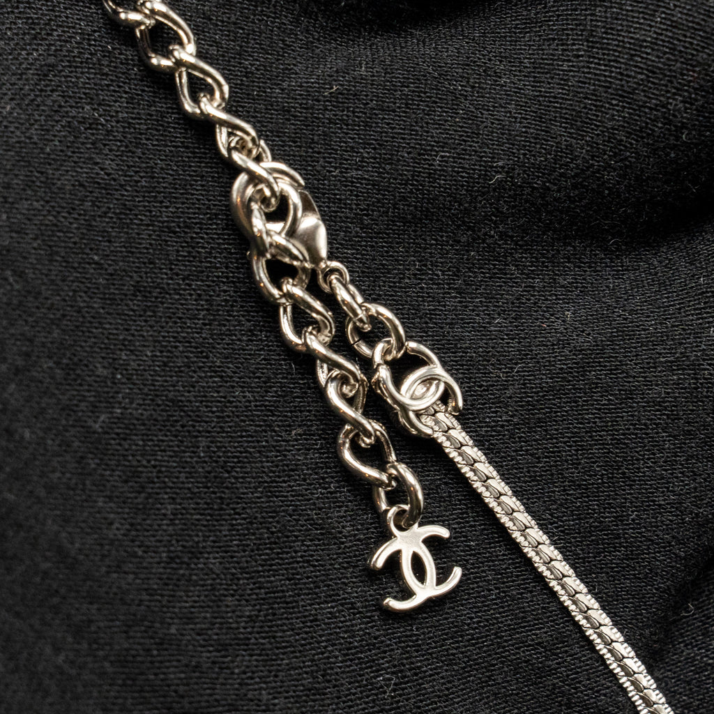 CHANEL CC LOGO SHORT CHAIN NECKLACE SILVER TONE