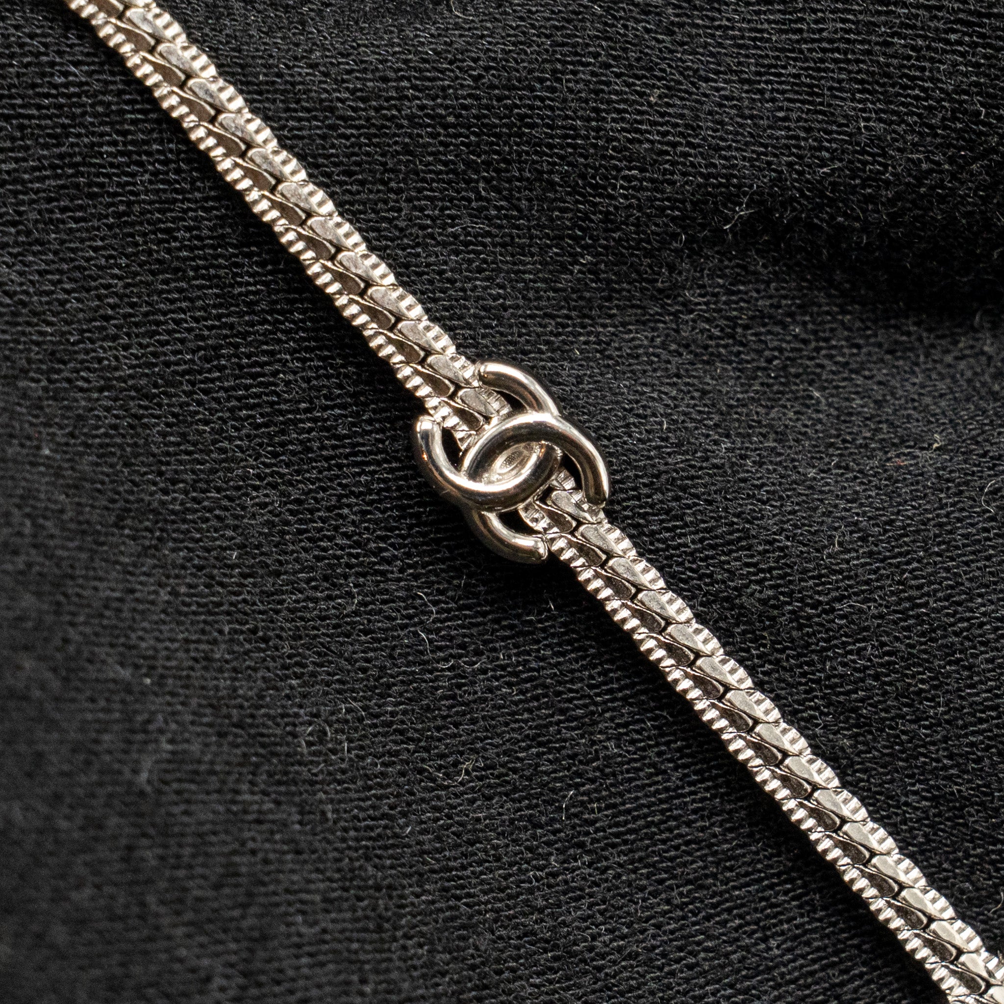 CHANEL CC LOGO SHORT CHAIN NECKLACE SILVER TONE