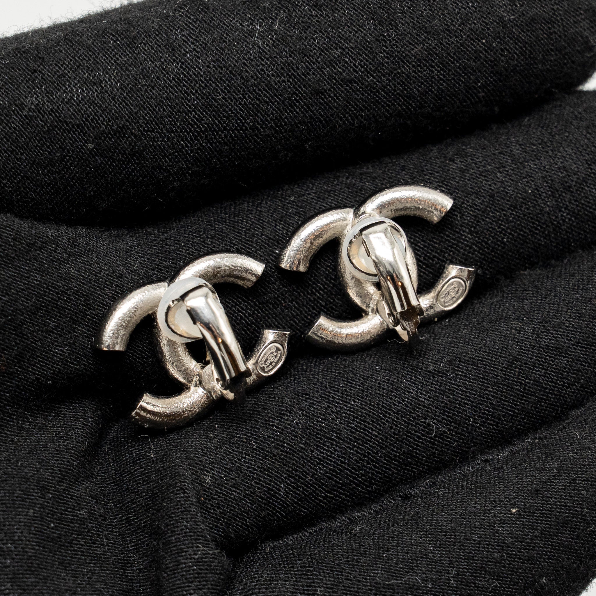 CHANEL CRYSTAL/ENAMEL CC LOGO EAR CLIPS SILVER TONE
