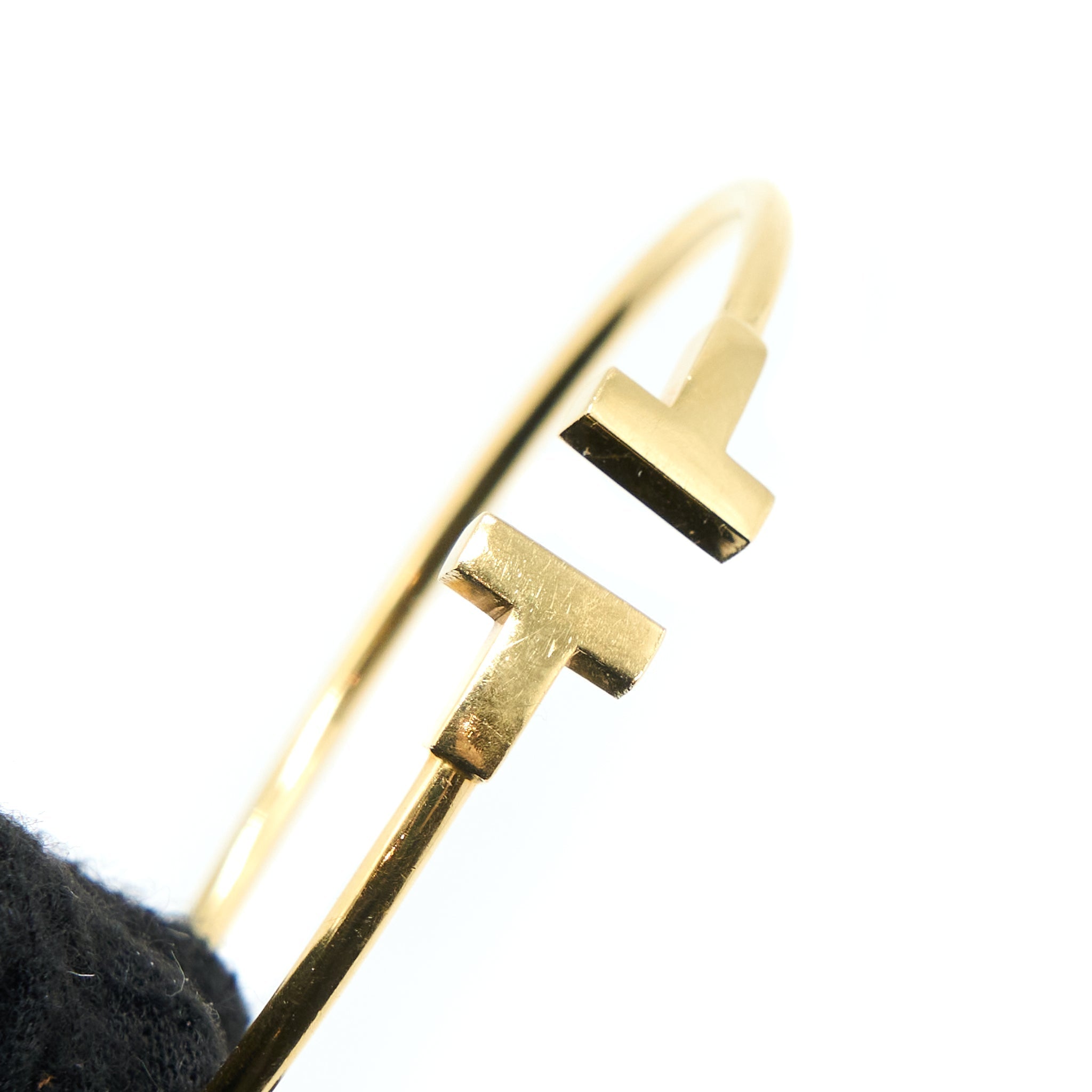 TIFFANY T WIRE BRACELET YELLOW GOLD