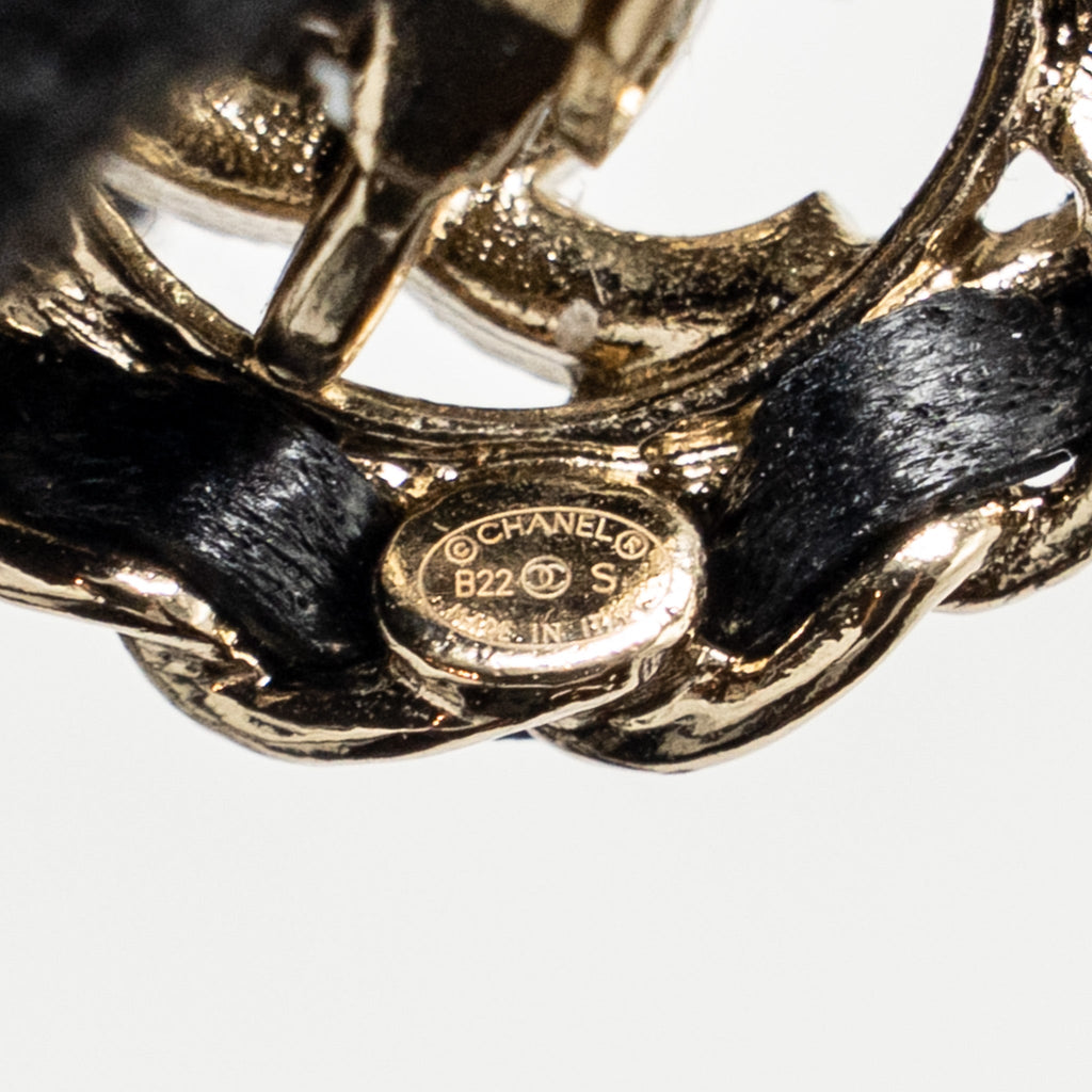 CHANEL LEATHER CHAIN ROUND CC LOGO EAR CLIPS LIGHT GOLD TONE