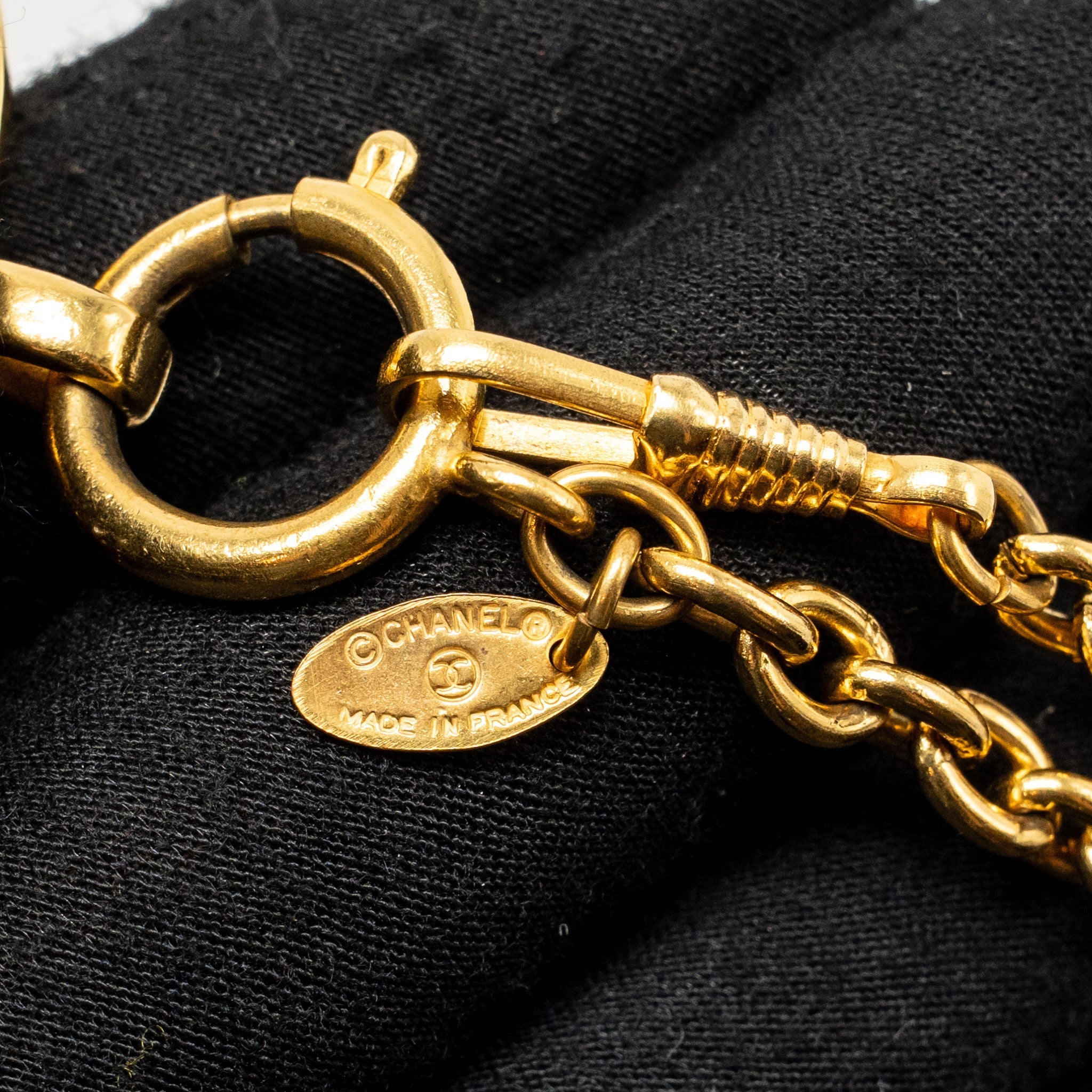 CHANEL VINTAGE CC LOGO GOLD-PLATED LONG NECKLACE GOLD TONE