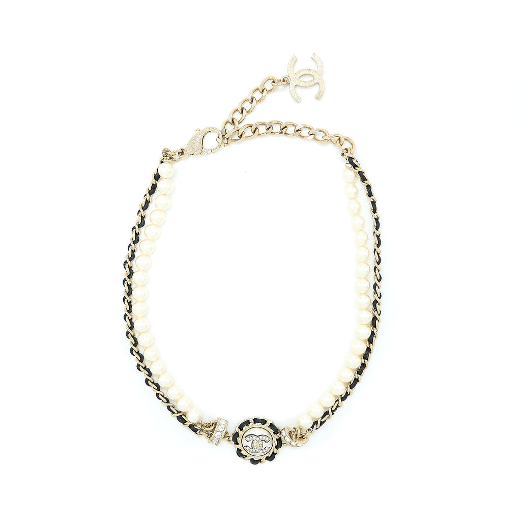CHANEL CRYSTAL CC LOGO LEATHER CHAIN/ PEARL CHOCKER LIGHT GOLD TONE