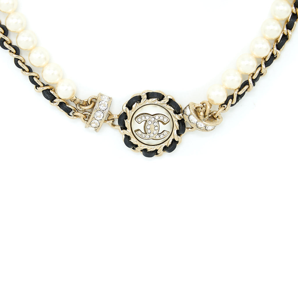 CHANEL CRYSTAL CC LOGO LEATHER CHAIN/ PEARL CHOCKER LIGHT GOLD TONE