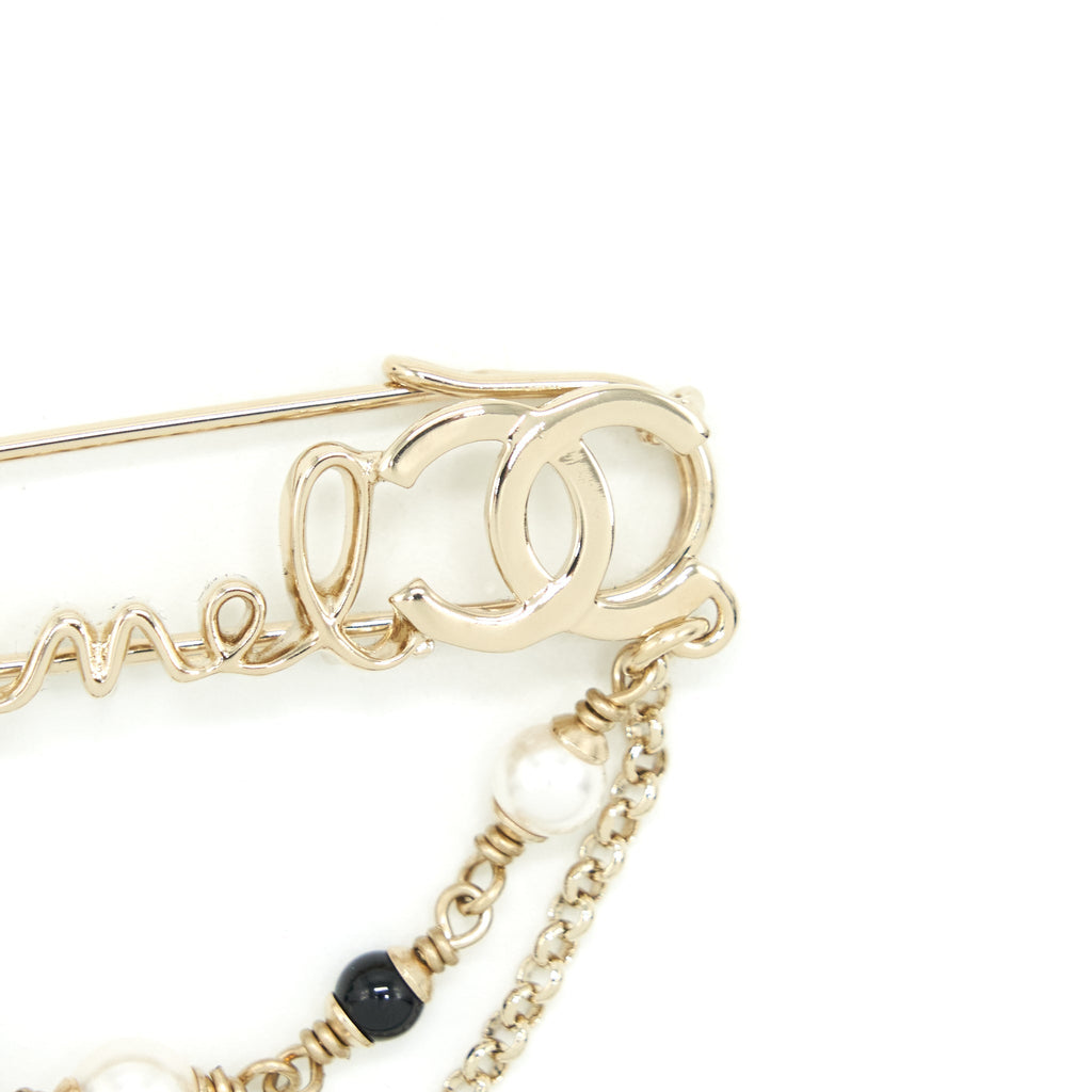 CHANEL 22P PIN / LETTER BROOCH LGHW