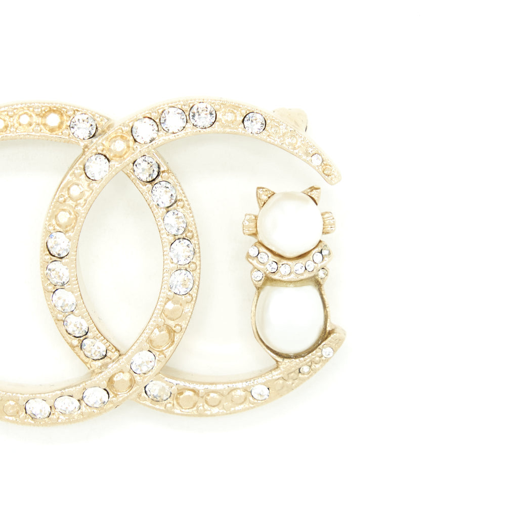 CHANEL CC LOGO BROOCH WITH PEARL CAT AND CRYSTALS LGHW