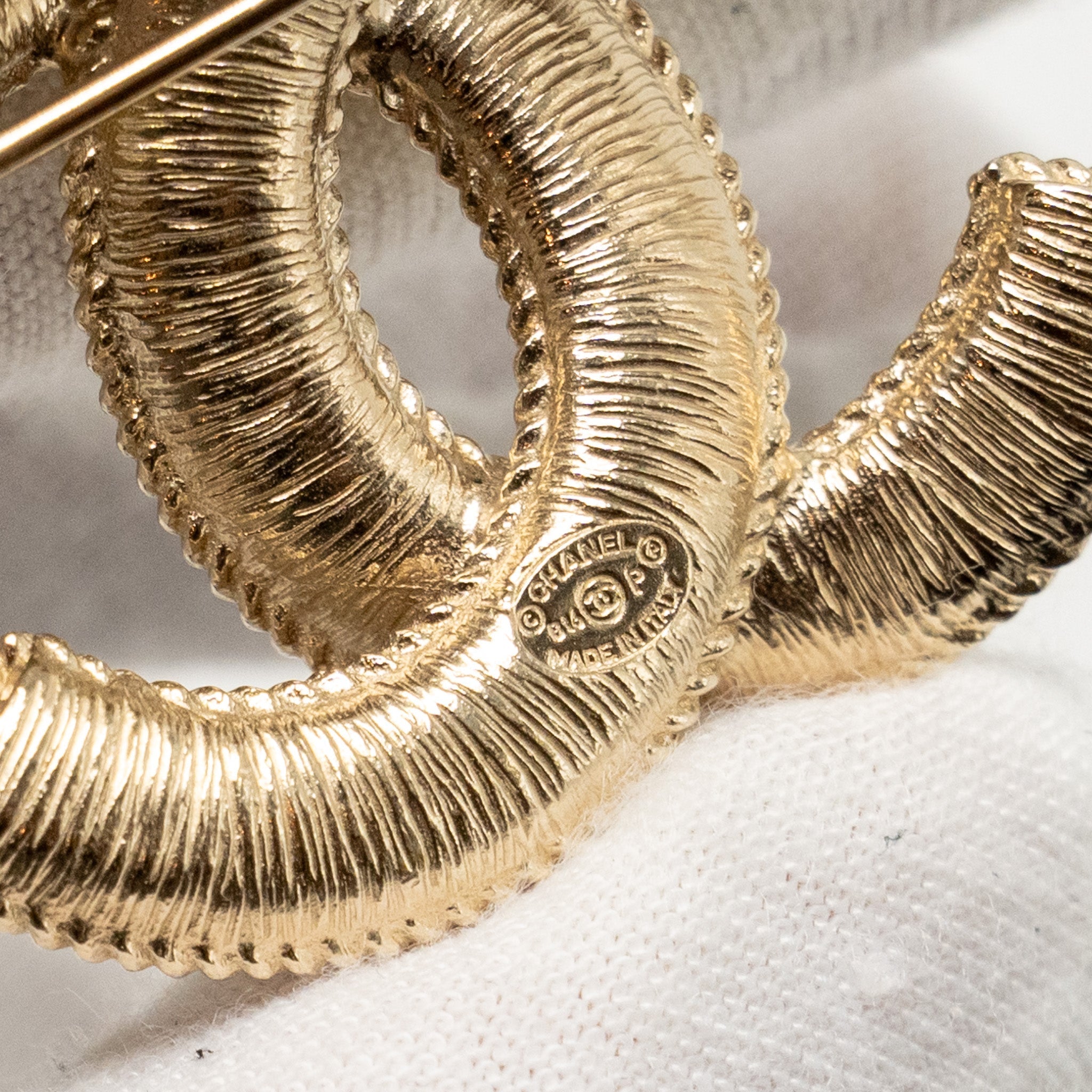 CHANEL CC LOGO BROOCH PEARL LIGHT GOLD TONE