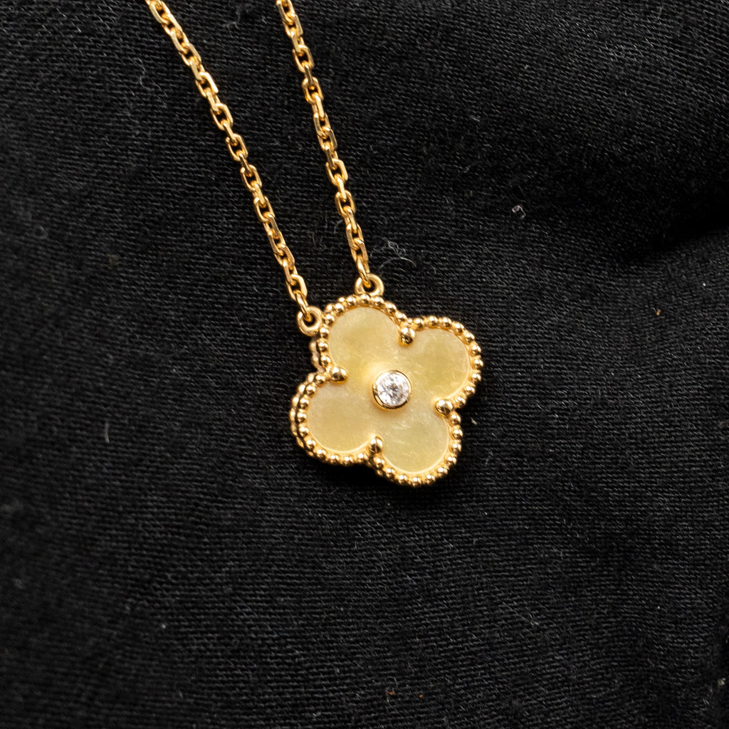 VAN CLEEF & ARPELS 2018 HOLIDAY PENDANT GOLD MOTHER-OF-PEARL YELLOW GOLD WITH DIAMOND