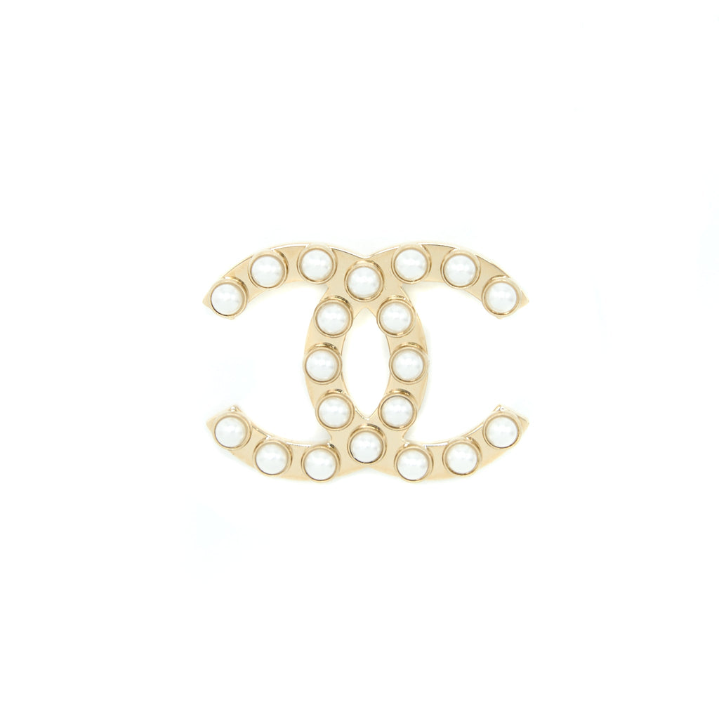 CHANEL CC LOGO WITH PEARL BROOCH LIGHT GOLD TONE