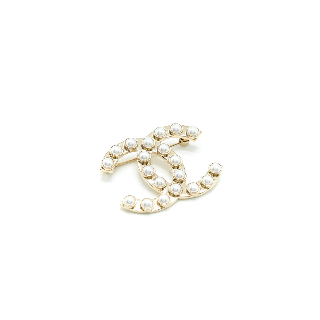 CHANEL CC LOGO WITH PEARL BROOCH LIGHT GOLD TONE