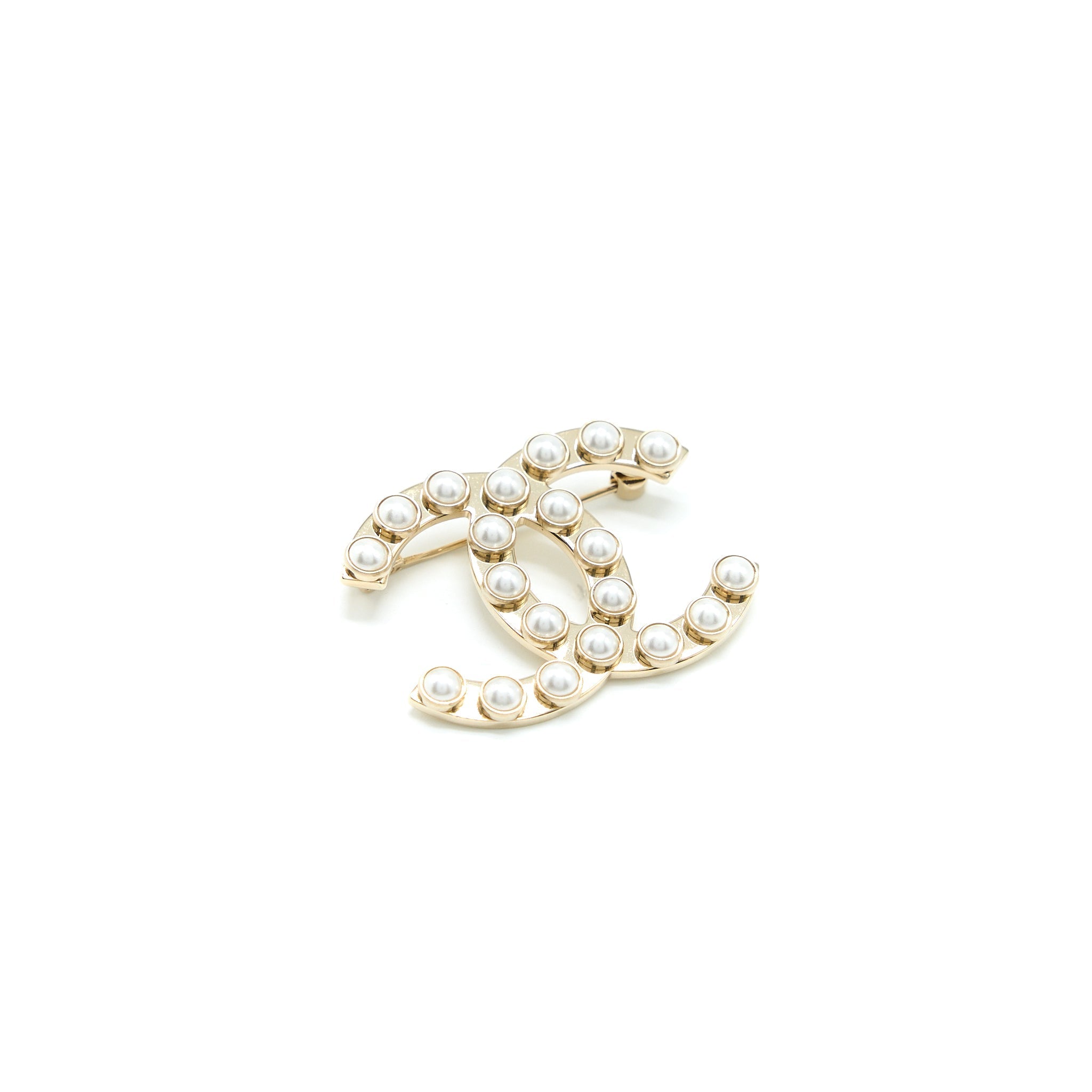 CHANEL CC LOGO WITH PEARL BROOCH LIGHT GOLD TONE