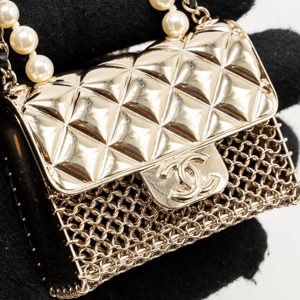 CHANEL 21S RUNWAY MICRO BAG/ PEARL NECKLACE LIGHT GOLD TONE