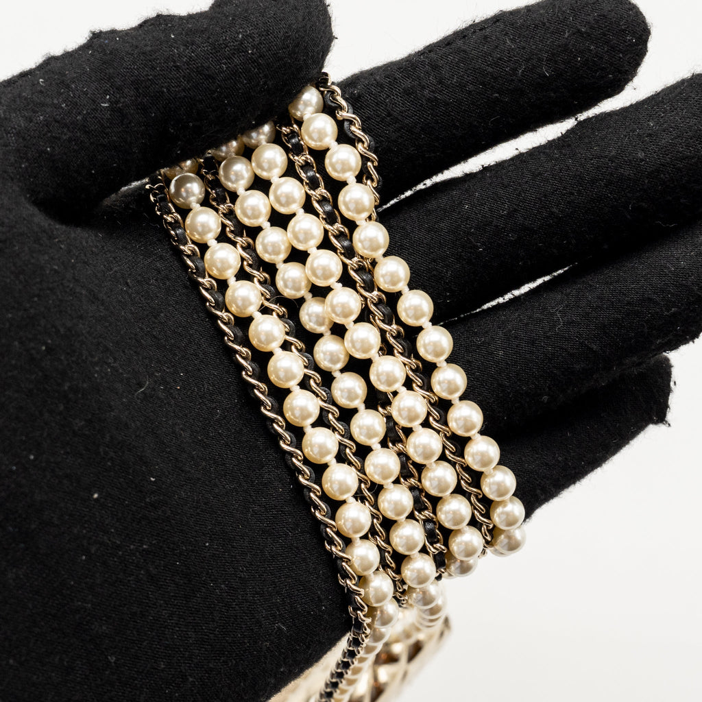 CHANEL 21S RUNWAY MICRO BAG/ PEARL NECKLACE LIGHT GOLD TONE