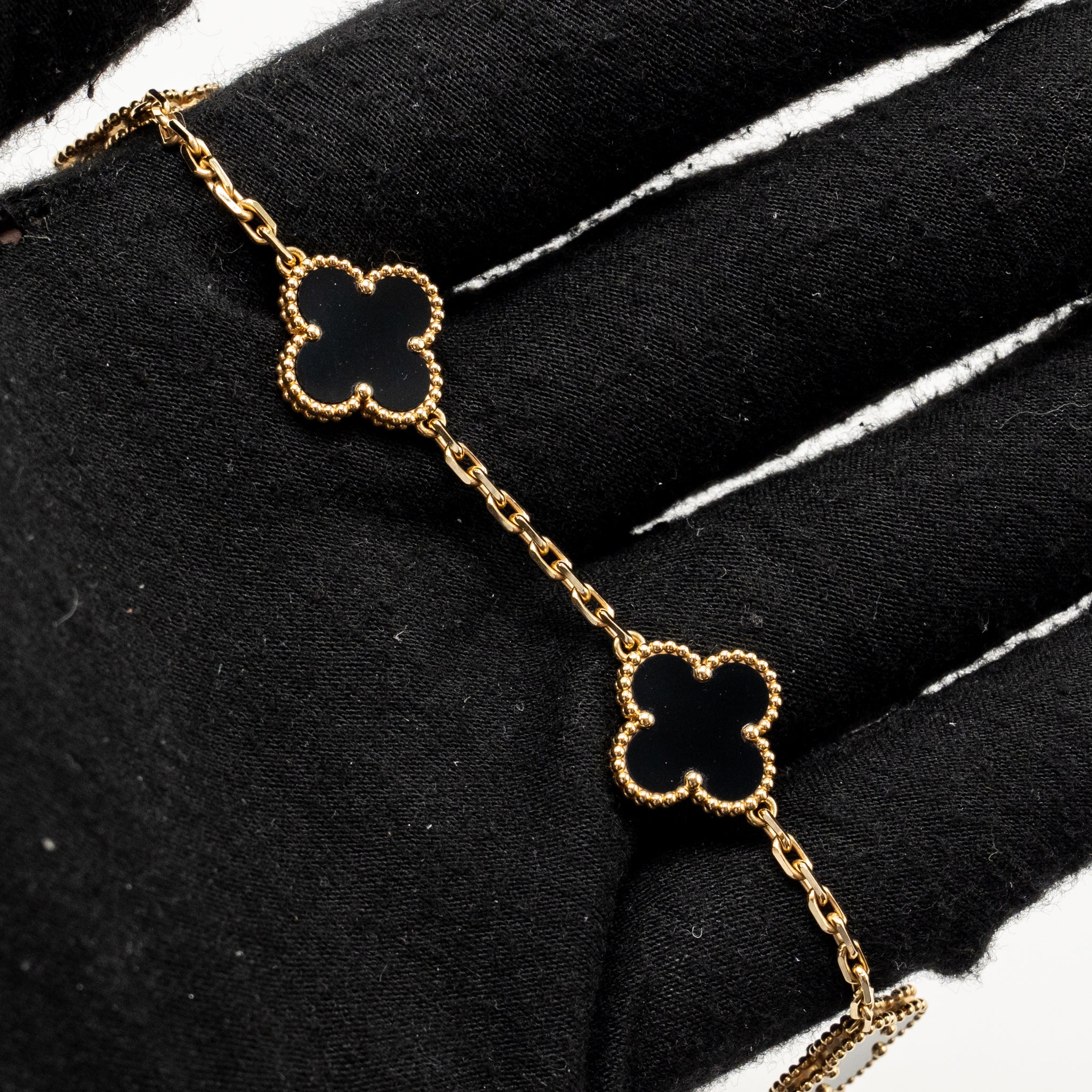 VAN CLEEF & ARPELS VINTAGE ALHAMBRA BRACELET 5 MOTIFS YELLOW GOLD, ONYX