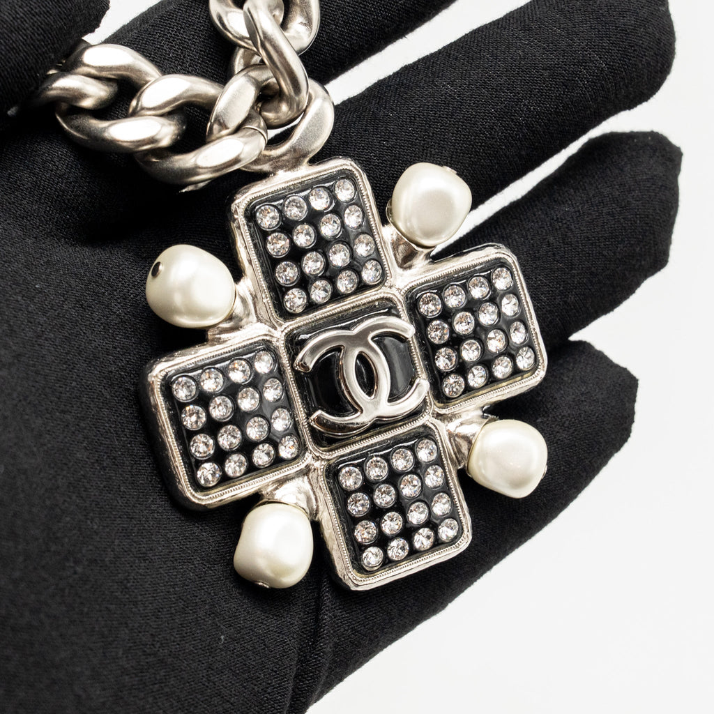 CHANEL 2022 CC PENDANT CHOCKER WITH PEARL AND CRYSTAL SILVER TONE