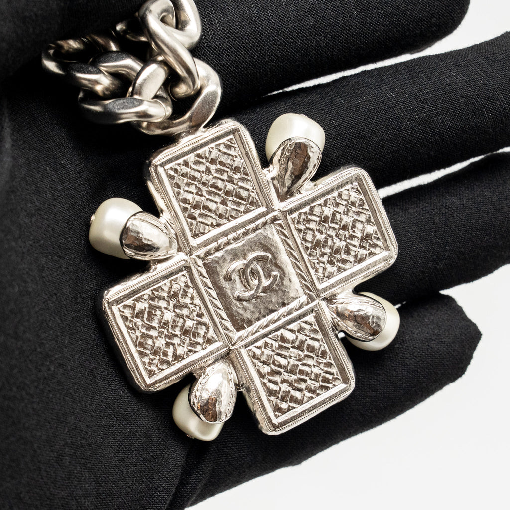 CHANEL 2022 CC PENDANT CHOCKER WITH PEARL AND CRYSTAL SILVER TONE