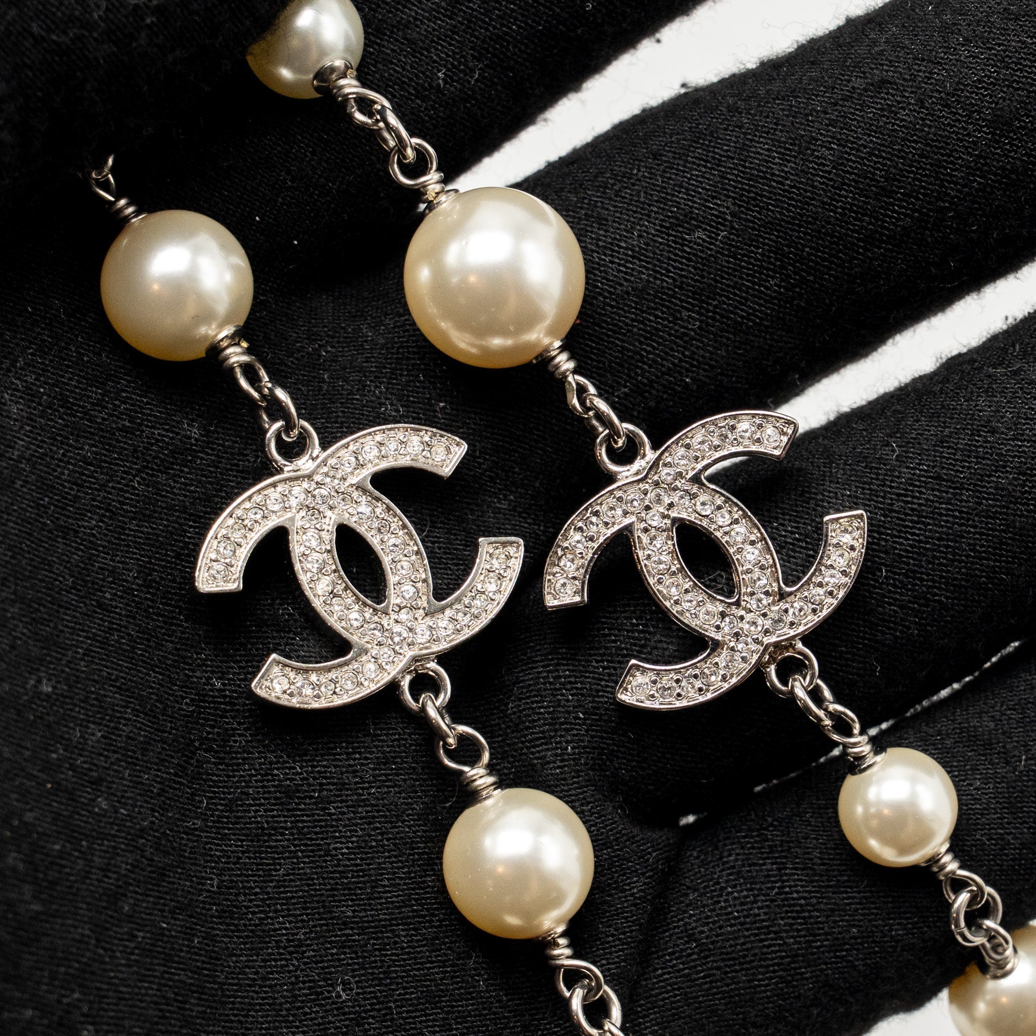 CHANEL PEARL AND CC LOGO WITH CRYSTAL LONG NECKLACE SILVER TONE