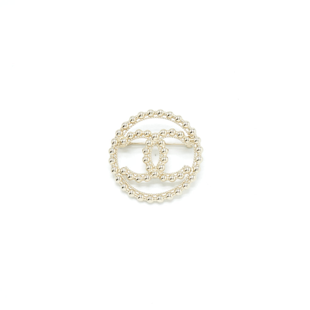 CHANEL ROUND WITH CC LOGO LIGHT GOLD TONE BROOCH