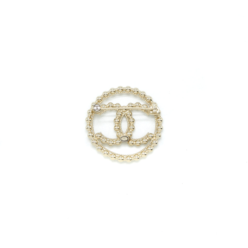CHANEL ROUND WITH CC LOGO LIGHT GOLD TONE BROOCH
