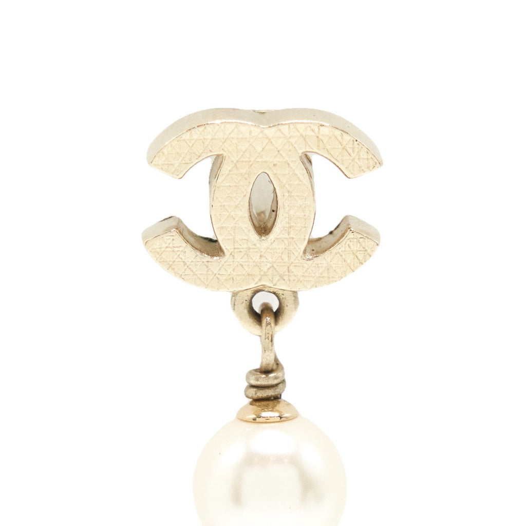 CHANEL CC LOGO WITH PEARL DROP EARRINGS LGHW