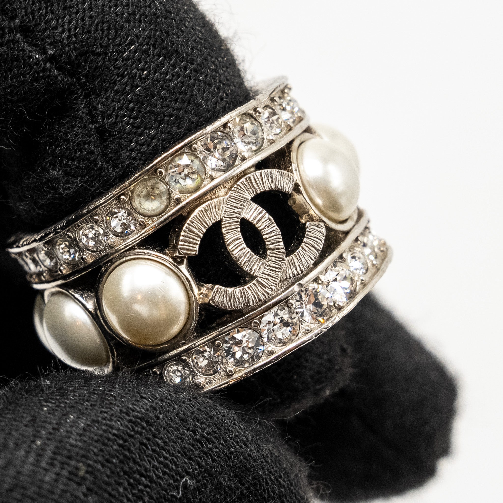 CHANEL CC LOGO PEARL/ CRYSTAL RING SILVER TONE
