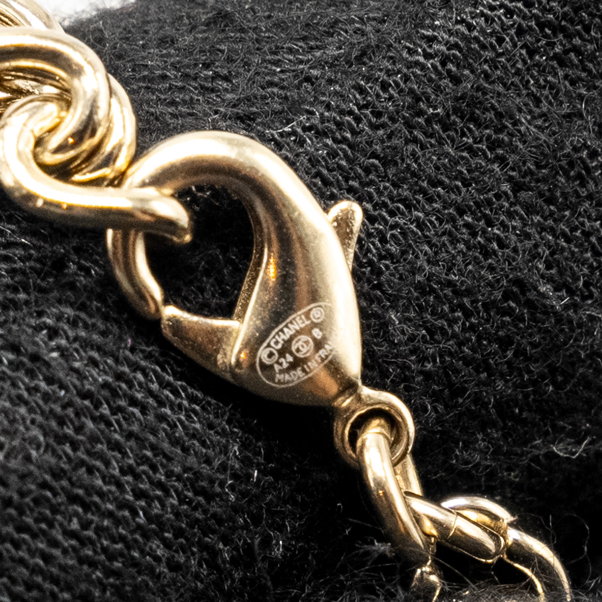 CHANEL CC LOGO NECKLACE LIGHT GOLD TONE