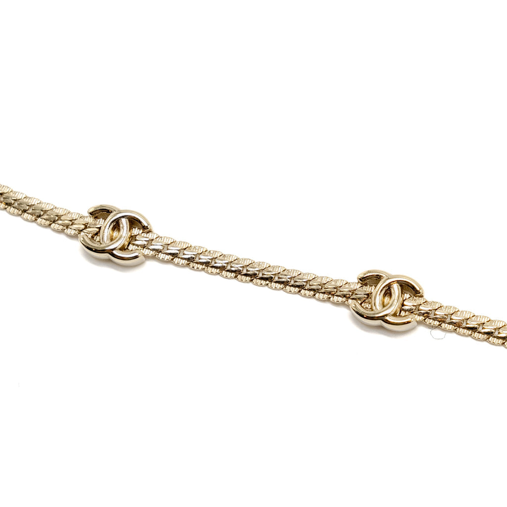 CHANEL CC LOGO NECKLACE LIGHT GOLD TONE