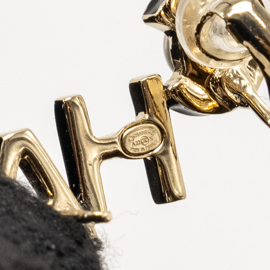 CHANEL LETTER/CC LOGO WITH PEARL STUD EARRING LIGHT GOLD TONE