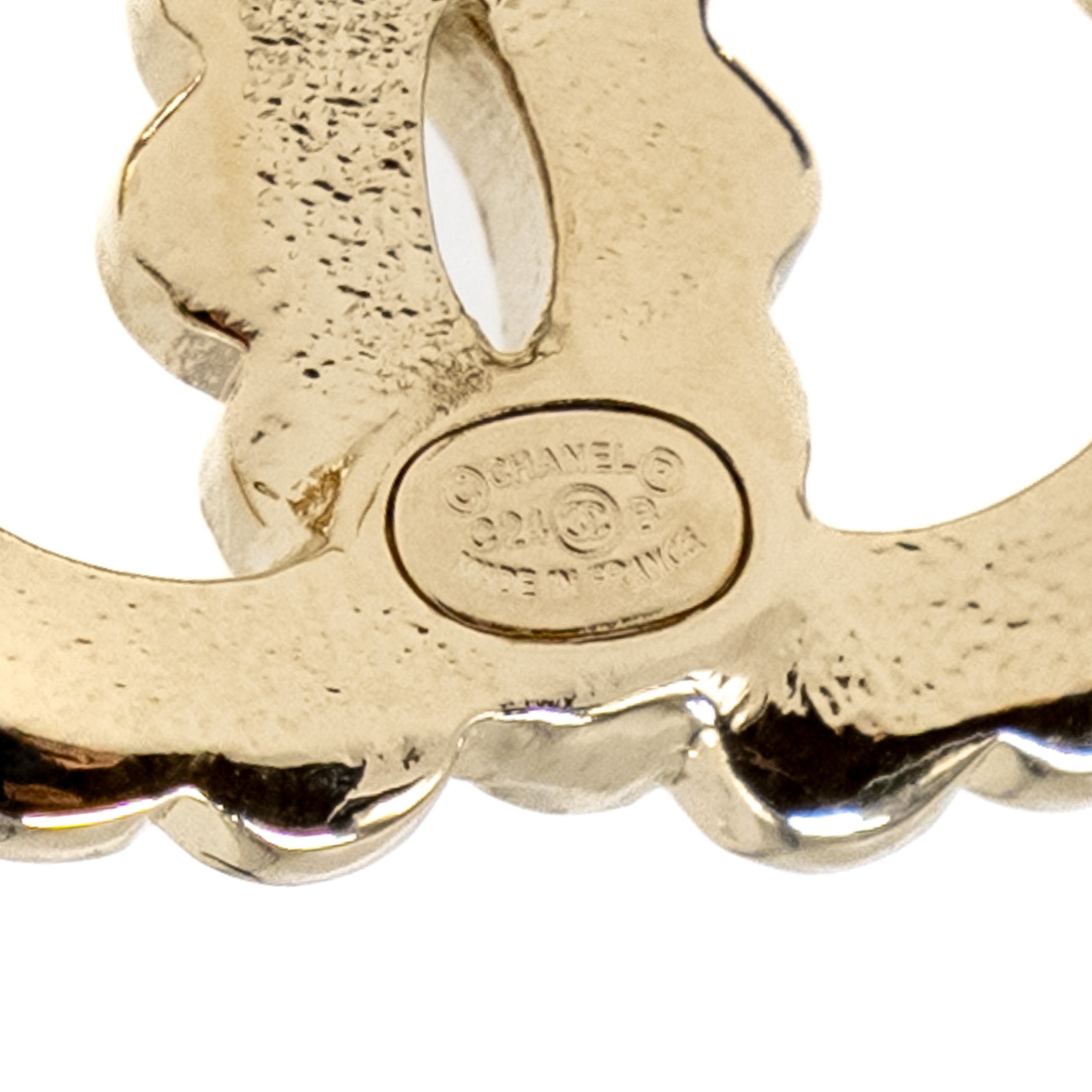 CHANEL 24B CC LOGO DETAILED EARRINGS BLACK/ WHITE/ LIGHT GOLD TONE
